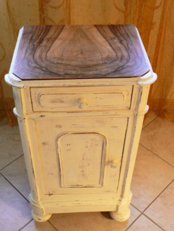 Comodino in decapè
